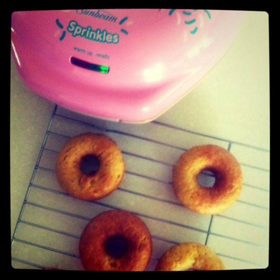 {Recipe and review} Baked vegan cinnamon donuts + Sunbeam donut iron test