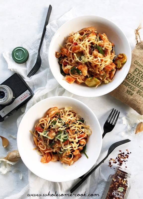 15 Minute Garlic Prawn and Bottom-of-the-Fridge Veggie Pasta (1)